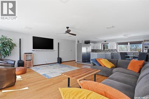202 Coben Crescent, Saskatoon, SK - Indoor Photo Showing Living Room