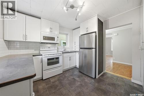1336 H Avenue N, Saskatoon, SK - Indoor Photo Showing Kitchen