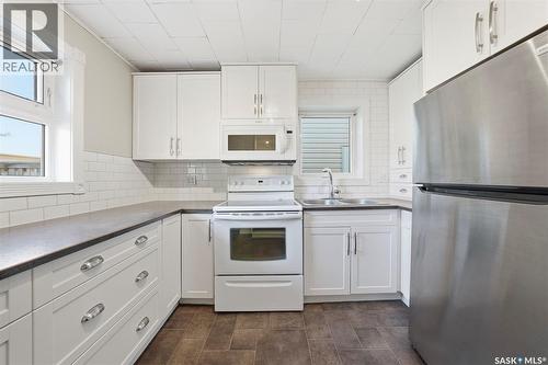 1336 H Avenue N, Saskatoon, SK - Indoor Photo Showing Kitchen