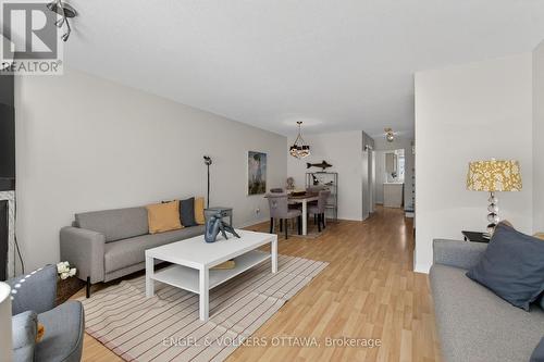 211 Briston Private, Ottawa, ON - Indoor Photo Showing Living Room