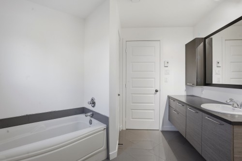 Bathroom - 1403 Rue Adélard-Dumas, Sherbrooke (Fleurimont), QC - Indoor Photo Showing Bathroom