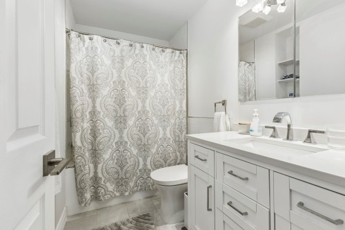 Bathroom - 31 Rue Pasteur, Dollard-Des-Ormeaux, QC - Indoor Photo Showing Bathroom