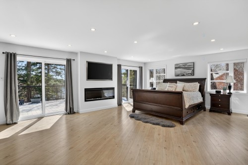 Chambre à coucher principale - 54 Rue Du Sahara, Gore, QC - Indoor Photo Showing Bedroom With Fireplace