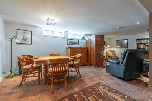 Salle familiale - 105 Av. De Brixton, Saint-Lambert, QC - Indoor
