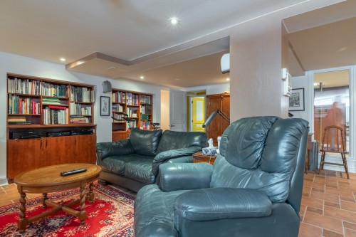 Salle familiale - 105 Av. De Brixton, Saint-Lambert, QC - Indoor Photo Showing Living Room