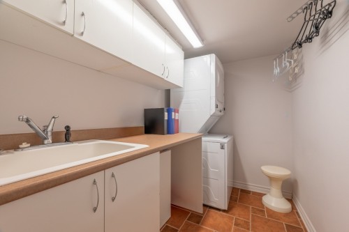 Salle de lavage - 105 Av. De Brixton, Saint-Lambert, QC - Indoor Photo Showing Laundry Room
