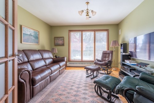 Salle familiale - 105 Av. De Brixton, Saint-Lambert, QC - Indoor Photo Showing Living Room