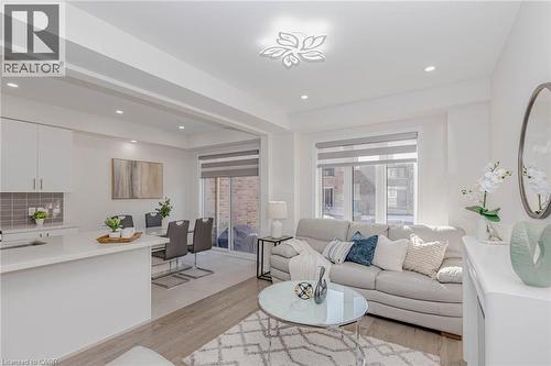 172 Beckview Drive, Kitchener, ON - Indoor Photo Showing Living Room