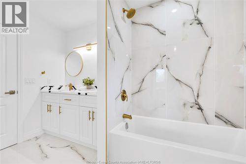10540 Halstead, Windsor, ON - Indoor Photo Showing Bathroom