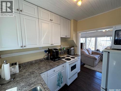 459 8Th Street E, Regina Beach, SK - Indoor Photo Showing Kitchen