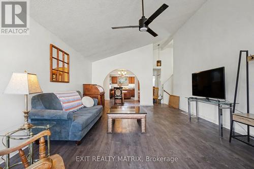 1864 Lenester Avenue, Ottawa, ON - Indoor Photo Showing Living Room