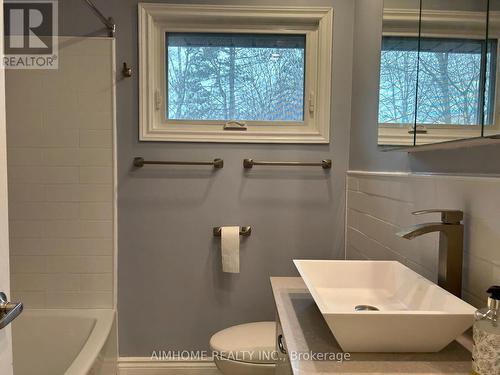 2415 Edith Avenue, Burlington, ON - Indoor Photo Showing Bathroom