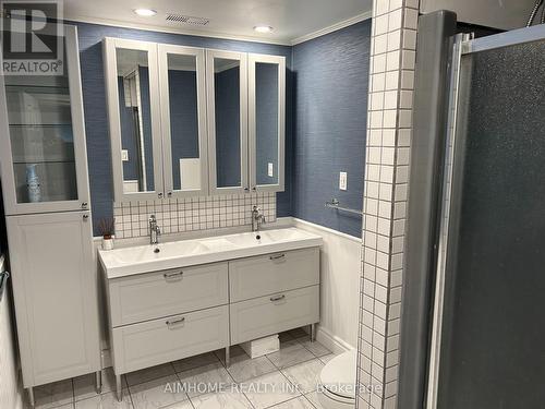 2415 Edith Avenue, Burlington, ON - Indoor Photo Showing Bathroom