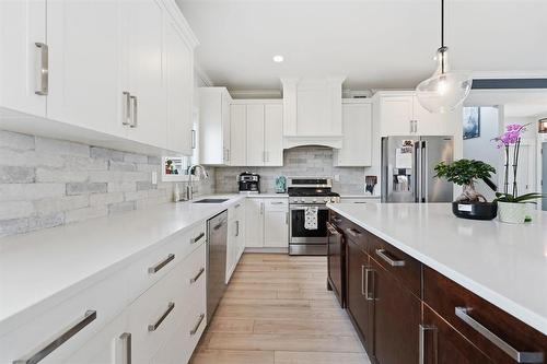 45 Willow Creek Road, Winnipeg, MB - Indoor Photo Showing Kitchen With Upgraded Kitchen