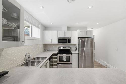 45 Willow Creek Road, Winnipeg, MB - Indoor Photo Showing Kitchen With Stainless Steel Kitchen With Double Sink With Upgraded Kitchen