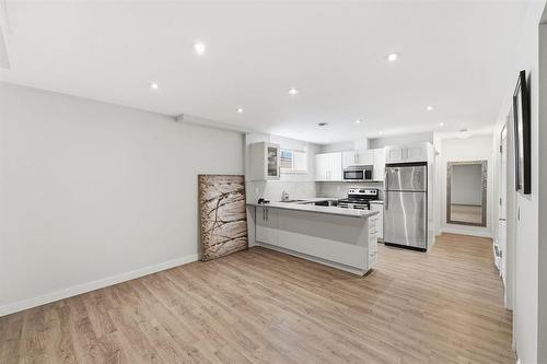 45 Willow Creek Road, Winnipeg, MB - Indoor Photo Showing Kitchen