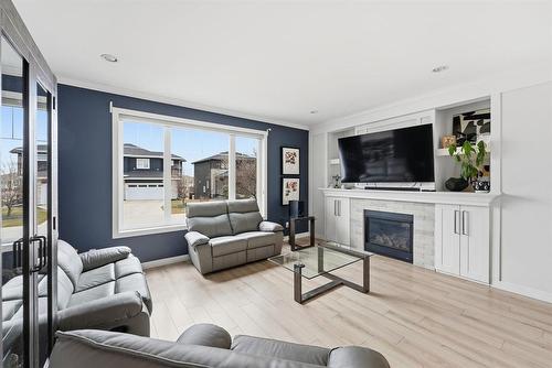 45 Willow Creek Road, Winnipeg, MB - Indoor Photo Showing Living Room With Fireplace