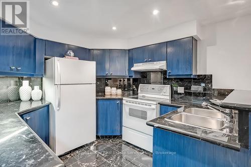 2101 Grosvenor Street, Oakville (Wc Wedgewood Creek), ON - Indoor Photo Showing Kitchen With Double Sink
