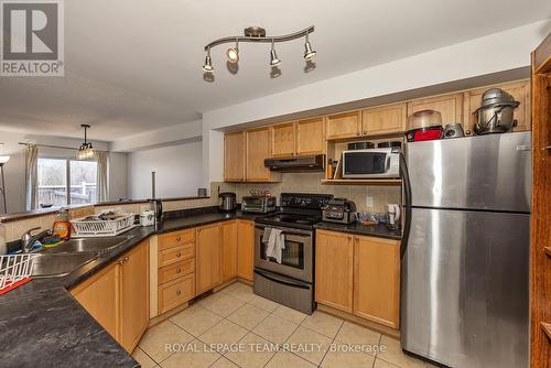 323 Freedom Private, Ottawa, ON - Indoor Photo Showing Kitchen With Double Sink