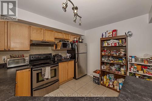 323 Freedom Private, Ottawa, ON - Indoor Photo Showing Kitchen