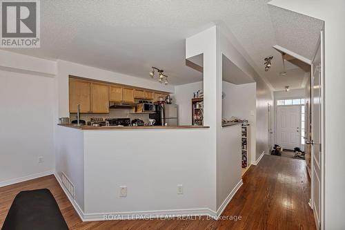 323 Freedom Private, Ottawa, ON - Indoor Photo Showing Kitchen