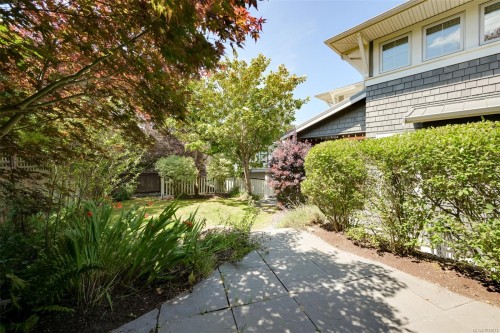 12 Briar Pl, Victoria, BC 
