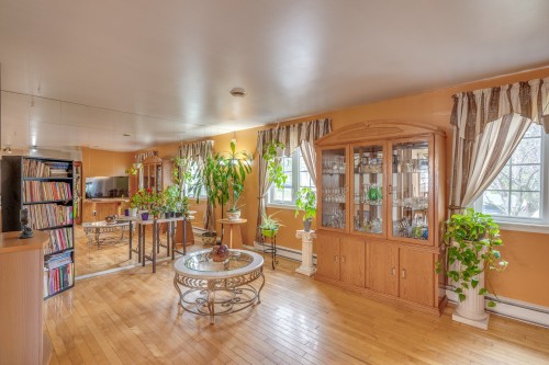 Salon - 626 Rue Lapointe, Saint-Jérôme, QC - Indoor