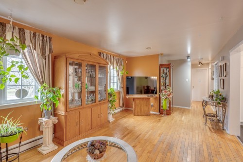 Salon - 626 Rue Lapointe, Saint-Jérôme, QC - Indoor