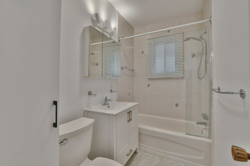 Bathroom - 9117 Rue Basile-Routhier, Montréal (Ahuntsic-Cartierville), QC - Indoor Photo Showing Bathroom