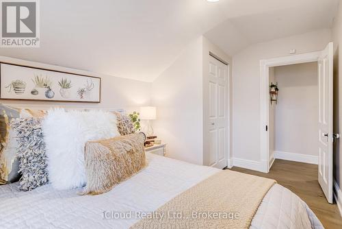 17 Oxford Street, Cambridge, ON - Indoor Photo Showing Bedroom