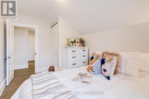 17 Oxford Street, Cambridge, ON - Indoor Photo Showing Bedroom