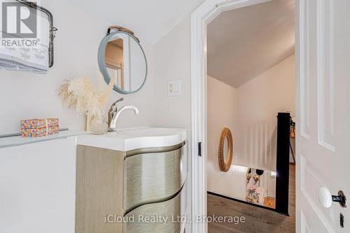 17 Oxford Street, Cambridge, ON - Indoor Photo Showing Bathroom