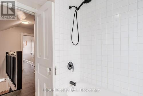 17 Oxford Street, Cambridge, ON - Indoor Photo Showing Bathroom