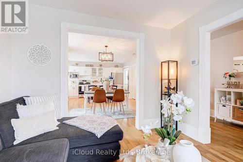 17 Oxford Street, Cambridge, ON - Indoor Photo Showing Living Room