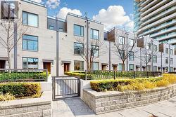 TH6 - 270 DAVENPORT ROAD Toronto, ON M5R 0C1
