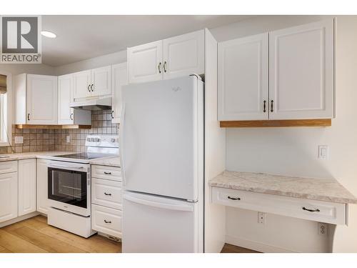 2325 Silver Place Unit# 24 Lot# 24, Kelowna, BC - Indoor Photo Showing Kitchen