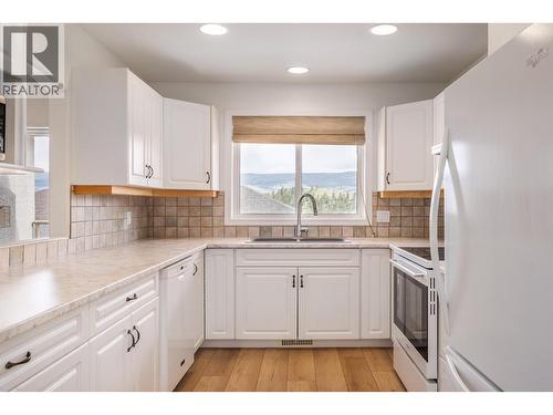 2325 Silver Place Unit# 24 Lot# 24, Kelowna, BC - Indoor Photo Showing Kitchen