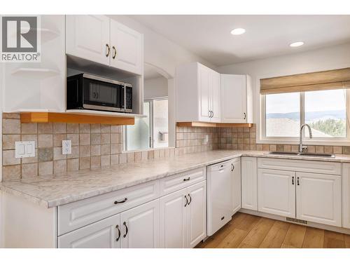 2325 Silver Place Unit# 24 Lot# 24, Kelowna, BC - Indoor Photo Showing Kitchen