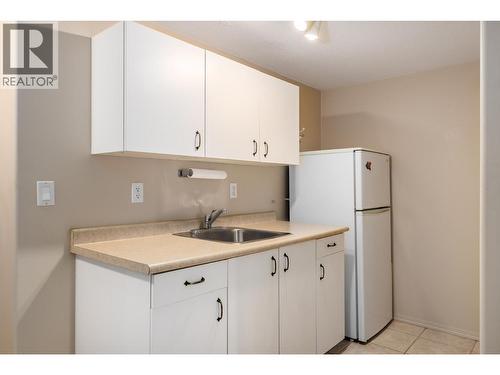 2325 Silver Place Unit# 24 Lot# 24, Kelowna, BC - Indoor Photo Showing Kitchen