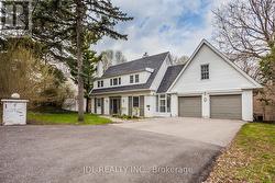 6 FARMINGDALE ROAD Toronto, ON M2K 1Z2