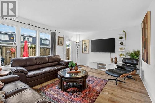 912 Dynes Road, Ottawa, ON - Indoor Photo Showing Living Room
