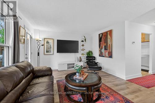 912 Dynes Road, Ottawa, ON - Indoor Photo Showing Living Room