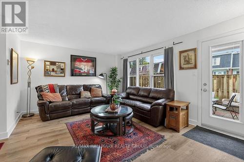 912 Dynes Road, Ottawa, ON - Indoor Photo Showing Living Room