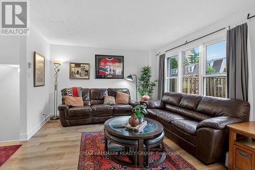 912 Dynes Road, Ottawa, ON - Indoor Photo Showing Living Room