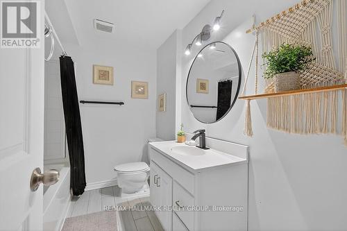 912 Dynes Road, Ottawa, ON - Indoor Photo Showing Bathroom