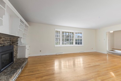 Salon - 171 Creswell Drive, Beaconsfield, QC - Indoor With Fireplace