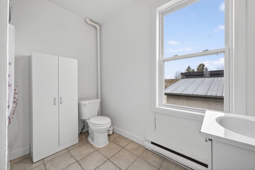 Salle de bains - 25 Av. Montcalm, Saint-Pie, QC - Indoor Photo Showing Bathroom