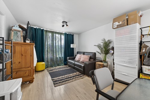 Salon - 25 Av. Montcalm, Saint-Pie, QC - Indoor
