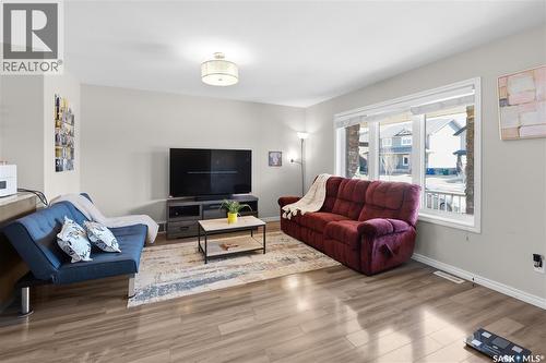 1334 Hunter Road, Saskatoon, SK - Indoor Photo Showing Living Room
