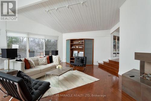 11 Champlain Crescent, King, ON - Indoor Photo Showing Living Room